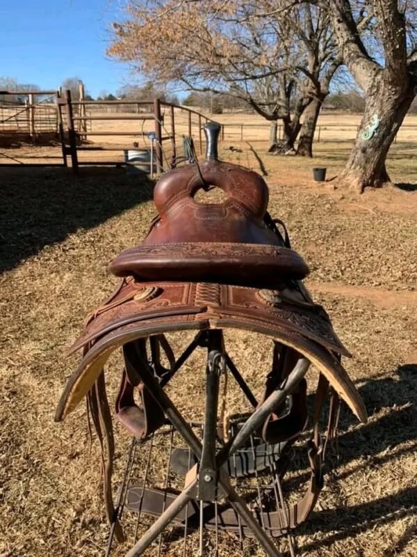 used jeff smith 15.5" custom saddle (wide tree) used jeff smith 15.5" custom saddle (wide tree)