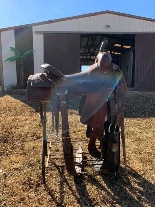 used jeff smith 15.5" custom saddle (wide tree) used jeff smith 15.5" custom saddle (wide tree)